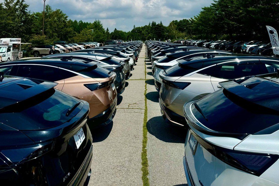 ゲレンデの駐車場に2列で並ぶ日産アリアを、後方から見た様子
